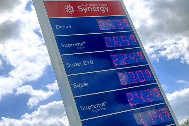 Nach neuer Tankregel:DIESEL Kraftstoff erreicht historischen Hoechstand am 03.04.2026 an dieser Tankstelle in Muenchen. Spritpreise uebersteigen historische Hoechstwerte. Kein Ende in Sicht-taeglich neue Hoechsstaende beim Tanken. Explodierende Spritpreise wegen Iran Krieg dauern an. Benzinpreise an einer Tankstelle in Muenchen