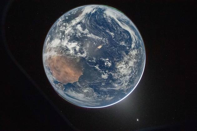 Apr 3, 2026: NASA astronaut and Artemis II Commander REID WISEMAN took this picture of Earth from the Orion spacecraft s window on April 2, 2026, after completing the translunar injection burn. The pictures were released on the third day of the first mission since 1972 to send people around the moon. Space Space  - ZUMAz03_ 20260403_art_z03_419 Copyright: xReidxWiseman NASAx