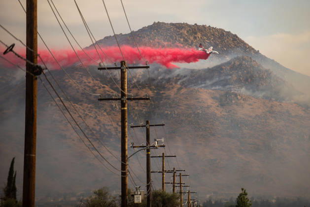 April 3, 2026, Moreno Valley, California, USA: A Coulson C-130 tanker drops flame retardant on a hill by Lake Perris during the Springs Fire on Friday, April 3, 2026 in Moreno Valley, California. Moreno Valley USA  - ZUMAh206 20260403_znp_h206_002 Copyright: xBenjaminxHansonx