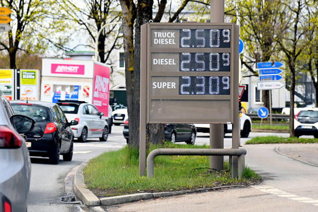 Nach neuer Tankregel:DIESEL Kraftstoff erreicht historischen Hoechstand am 04.04.2026 an dieser Tankstelle in Muenchen. Spritpreise uebersteigen historische Hoechstwerte. Kein Ende in Sicht-taeglich neue Hoechsstaende beim Tanken. Explodierende Spritpreise wegen Iran Krieg dauern an. Benzinpreise an einer Tankstelle in Muenchen