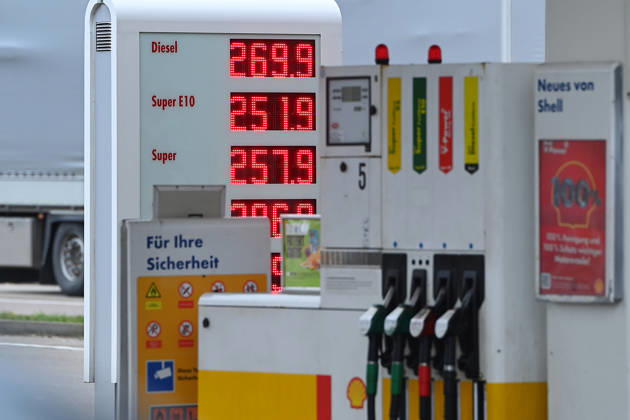Nach neuer Tankregel:DIESEL Kraftstoff erreicht historischen Hoechstand am 04.04.2026 an dieser Tankstelle in Muenchen. Spritpreise uebersteigen historische Hoechstwerte. Kein Ende in Sicht-taeglich neue Hoechsstaende beim Tanken. Explodierende Spritpreise wegen Iran Krieg dauern an. Benzinpreise an Autobahntankstelle an der A8 bei Ulm