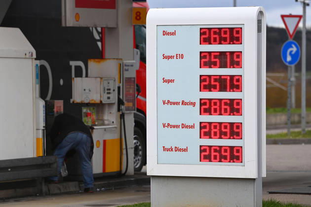 Nach neuer Tankregel:DIESEL Kraftstoff erreicht historischen Hoechstand am 04.04.2026 an dieser Tankstelle in Muenchen. Spritpreise uebersteigen historische Hoechstwerte. Kein Ende in Sicht-taeglich neue Hoechsstaende beim Tanken. Explodierende Spritpreise wegen Iran Krieg dauern an. Benzinpreise an Autobahntankstelle an der A8 bei Ulm