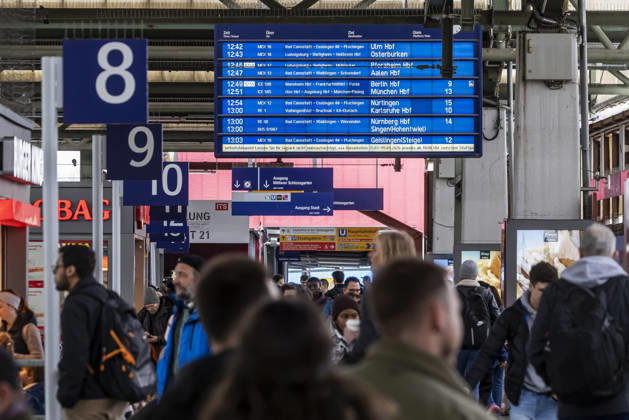 Reisende im Hauptbahnhof, Fahrgäste und Abfahrttafel im Hauptbahnhof Stuttgart. 04.04.2026, Stuttgart, Baden-Württemberg, Deutschland
