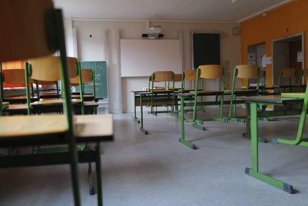 Ein Blick auf ein leeres Klassenzimmer und Stühle in Bayern mit Schülern außerhalb der Schule. Bayern, Deutschland A view of an empty classroom and chairs in Bavaria with students off school. Bavaria, Germany Copyright: imageBROKER LiamxCleary ibllcl17052453.jpg
