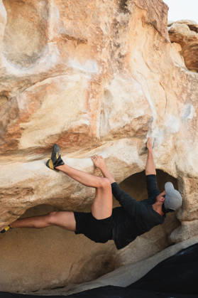 Climber reaching on overhang boulder in Joshua Tree desert Joshua Tree, California, United States CR_AKAO260401B-1972969-01 ,model released, Symbolfoto