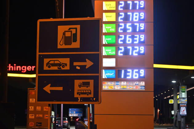 Nach neuer Tankregel:DIESEL Kraftstoff erreicht historischen Hoechstand, Spritpreise uebersteigen historische Hoechstwerte. Kein Ende in Sicht-taeglich neue Hoechsstaende beim Tanken. Explodierende Spritpreise wegen Iran Krieg dauern an. Benzinpreise an der Autobahntankstelle Koeschinger Forst an der A9.