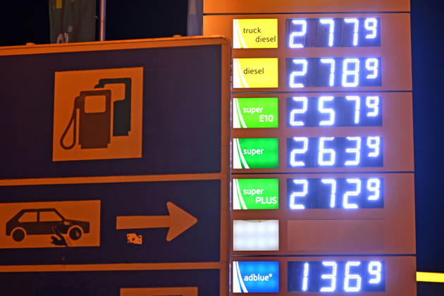 Nach neuer Tankregel:DIESEL Kraftstoff erreicht historischen Hoechstand, Spritpreise uebersteigen historische Hoechstwerte. Kein Ende in Sicht-taeglich neue Hoechsstaende beim Tanken. Explodierende Spritpreise wegen Iran Krieg dauern an. Benzinpreise an der Autobahntankstelle Koeschinger Forst an der A9.