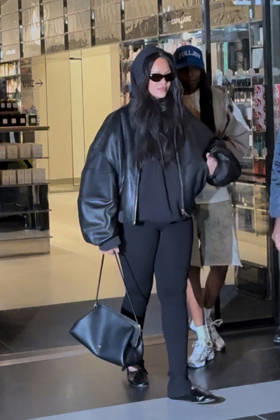 Rihanna went shopping at Galeries Lafayette in Paris on April 6, 2026 Rihanna went shopping at Galeries Lafayette in Paris on April 6, 2026 Paris France Copyright: xAgencex xBestimagexAgencex xBestimagex