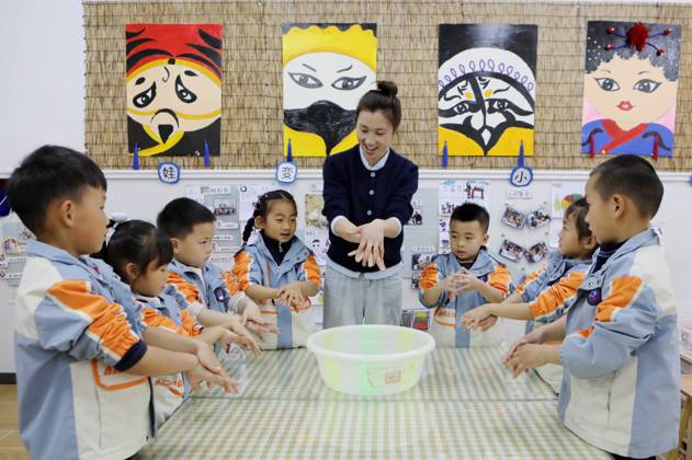 (260407) -- BEIJING, April 7, 2026 -- A teacher instructs the children in washing hands correctly at a kindergarten in Shibing County, southwest China s Guizhou Province, April 7, 2026. The World Health Day is observed annually on April 7, which marks the anniversary of the WHO s founding and raises awareness of pressing global health issues. (Photo by Xinhua) CHINA-WORLD HEALTH DAY-ACTIVITIES (CN) TaixShengzhi 