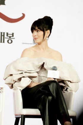 The Devil Wears Prada 2 press conference in Seoul SEOUL, SOUTH KOREA - APRIL 08: Anne Hathaway during a press conference for the movie The Devil Wears Prada 2 at Four Seasons Hotel on April 08, 2026 in Seoul, South Korea. Hwawon Lee Anadolu Seoul South Korea. Editorial use only. Please get in touch for any other usage. Copyright: x2026xAnadoluxHwawonxLeex