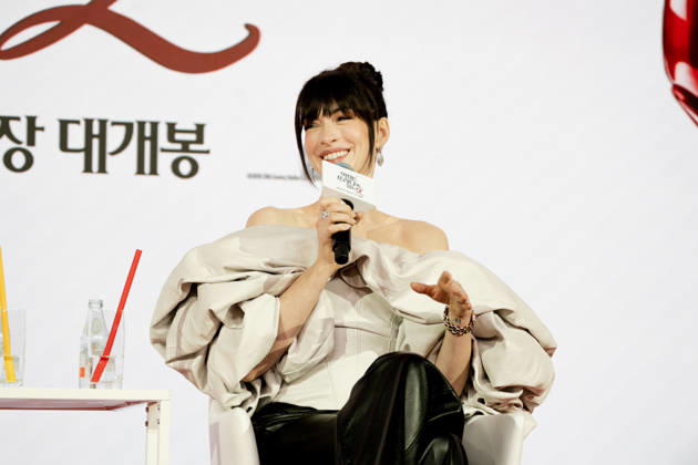 The Devil Wears Prada 2 press conference in Seoul SEOUL, SOUTH KOREA - APRIL 08: Anne Hathaway speaks during a press conference for the movie The Devil Wears Prada 2 at Four Seasons Hotel on April 08, 2026 in Seoul, South Korea. Hwawon Lee Anadolu Seoul South Korea. Editorial use only. Please get in touch for any other usage. Copyright: x2026xAnadoluxHwawonxLeex