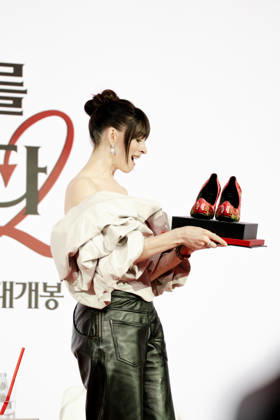 The Devil Wears Prada 2 press conference in Seoul SEOUL, SOUTH KOREA - APRIL 08: Anne Hathaway was surprised by the gift during a press conference for the movie The Devil Wears Prada 2 at the Four Seasons Hotel on April 8, 2026, in Seoul, South Korea. Hwawon Lee Anadolu Seoul South Korea. Editorial use only. Please get in touch for any other usage.  Copyright: x2026xAnadoluxHwawonxLeex