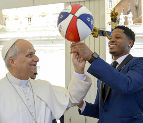 ITALY - POPE LEO XIV DURING THE WEEKLY GENERAL AUDIENCE AT ST PETER S SQAUTE IN THE VATICAN - 2026 4 8 Italy, Rome, Vatican, 2026 4 8 .Members of the Harlem Globetrotters meet with Pope Leo XIV at the end of the weekly general audience at St Peter s Square in The Vatican EDITORIAL USE ONLY - NO BOOKS Copyright: xVATICANxMEDIAx