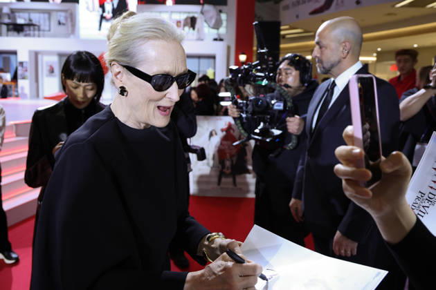 U.S. actress Meryl Streep U.S. actress Meryl Streep U.S. actress Meryl Streep signs an autograph for a fan as she makes her red carpet appearance during a publicity event in Seoul on April 8, 2026, to promote the comedy drama film The Devil Wears Prada 2. (Yonhap) 2026-04-09 07:36:36 < 1980-2026 YONHAPNEWS AGENCY. .> ¼¿ïƯº°½Ã EDITORIAL USE ONLY Copyright: xx PYH2026040900710031500 YonhapxNewsx yonphotos251256
