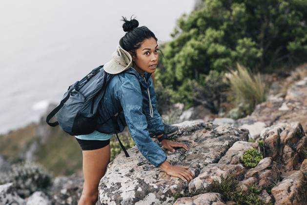 Junge Frau auf einer Wanderung. Wanderin klettert hinauf Young woman on a hike. Female hiker climbing up Copyright: imageBROKER ArtemxVarnitsin ibxiqx17153945.jpg ,model released, Symbolfoto ,property released
