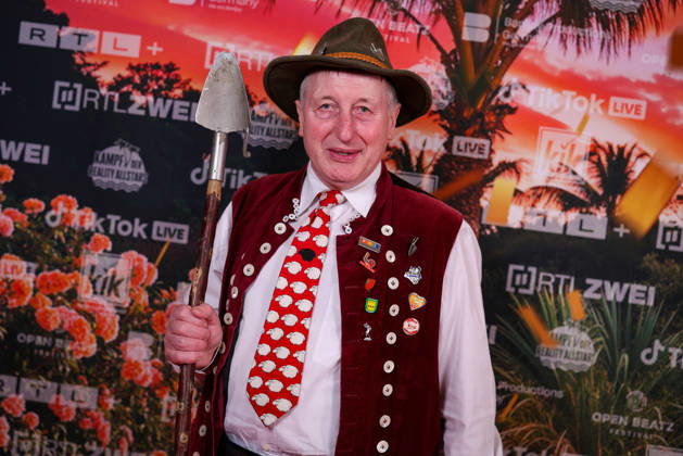 Heinrich Gersmeier, bekannt als Schäfer Heinrich, steht auf dem roten Teppich vor der Kino-Preview von Kampf der RealityAllstars.