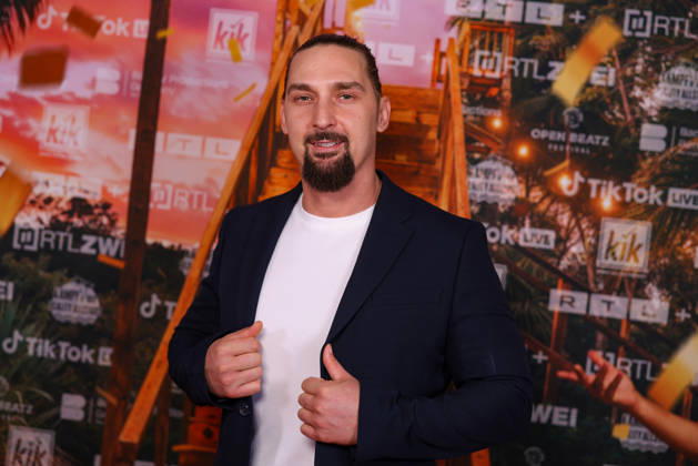 Sandy Fähse steht auf dem roten Teppich vor der Kino-Preview von Kampf der RealityAllstars.
