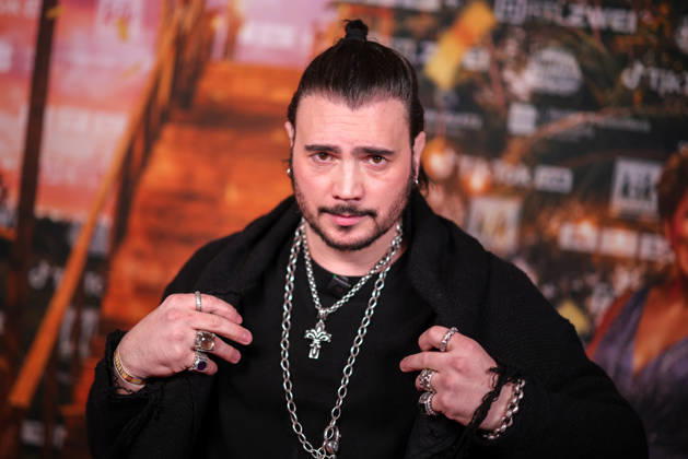 Bela Klentze steht auf dem roten Teppich vor der Kino-Preview von Kampf der RealityAllstars.