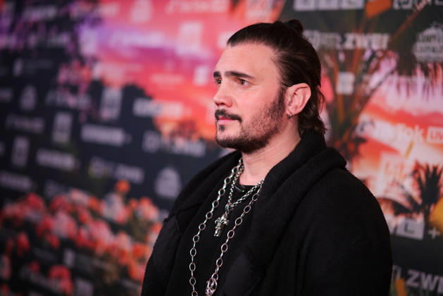 Bela Klentze steht auf dem roten Teppich vor der Kino-Preview von Kampf der RealityAllstars.