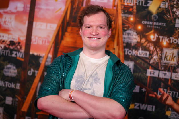 Fritz Wagner steht auf dem roten Teppich vor der Kino-Preview von Kampf der RealityAllstars.
