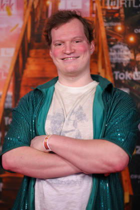 Fritz Wagner steht auf dem roten Teppich vor der Kino-Preview von Kampf der RealityAllstars.