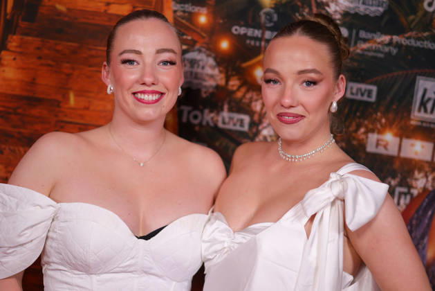 Tayisiya Morderger (l-r) und Yana Morderger stehen auf dem roten Teppich vor der Kino-Preview von Kampf der RealityAllstars.