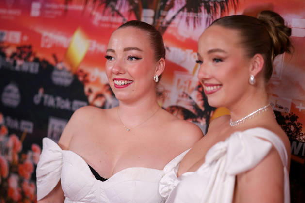 Tayisiya Morderger (l-r) und Yana Morderger stehen auf dem roten Teppich vor der Kino-Preview von Kampf der RealityAllstars.
