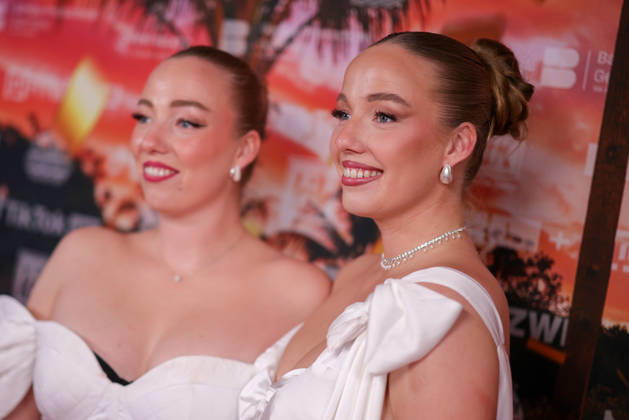 Tayisiya Morderger (l-r) und Yana Morderger stehen auf dem roten Teppich vor der Kino-Preview von Kampf der RealityAllstars.