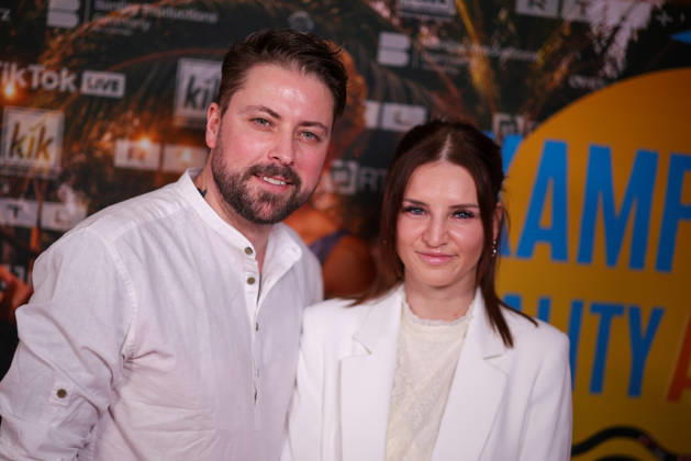 Felix von Jascheroff und seine Ehefrau Alexandra Sophie von Jascheroff stehen auf dem roten Teppich vor der Kino-Preview von Kampf der RealityAllstars.