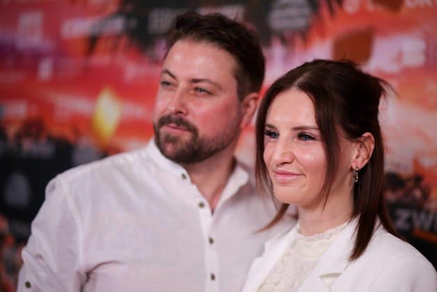 Felix von Jascheroff und seine Ehefrau Alexandra Sophie von Jascheroff stehen auf dem roten Teppich vor der Kino-Preview von Kampf der RealityAllstars.
