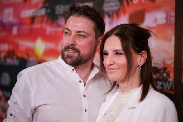 Felix von Jascheroff und seine Ehefrau Alexandra Sophie von Jascheroff stehen auf dem roten Teppich vor der Kino-Preview von Kampf der RealityAllstars.