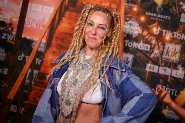 Sängerin Loona (bürgerlich Marie-JosŽ van der Kolk) steht auf dem roten Teppich vor der Kino-Preview von Kampf der RealityAllstars.