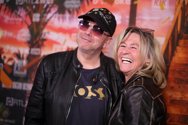 Markus Simon und Annemie Herren stehen auf dem roten Teppich vor der Kino-Preview von Kampf der RealityAllstars.