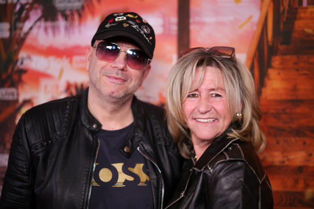 Markus Simon und Annemie Herren stehen auf dem roten Teppich vor der Kino-Preview von Kampf der RealityAllstars.