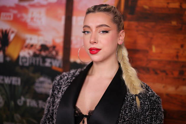 Walentina Doronina steht auf dem roten Teppich vor der Kino-Preview von Kampf der RealityAllstars.