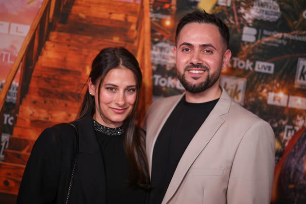 Sharon Trovato und Ehemann Orkun D Goku stehen auf dem roten Teppich vor der Kino-Preview von Kampf der RealityAllstars.