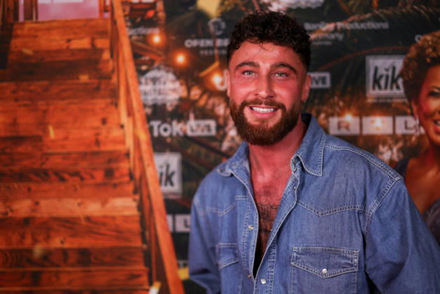 Umut Tekin steht auf dem roten Teppich vor der Kino-Preview von Kampf der RealityAllstars.