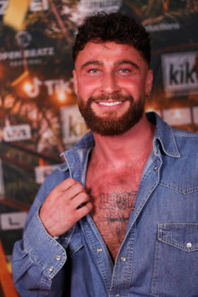 Umut Tekin steht auf dem roten Teppich vor der Kino-Preview von Kampf der RealityAllstars.