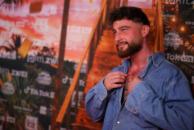 Umut Tekin steht auf dem roten Teppich vor der Kino-Preview von Kampf der RealityAllstars.