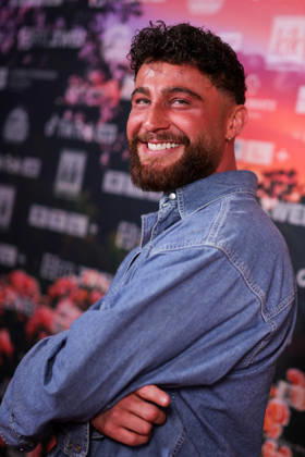 Umut Tekin steht auf dem roten Teppich vor der Kino-Preview von Kampf der RealityAllstars.