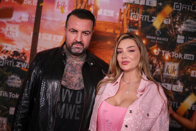 Cosimo Citiolo und Freundin Nathalie Gaus stehen auf dem roten Teppich vor der Kino-Preview von Kampf der RealityAllstars.