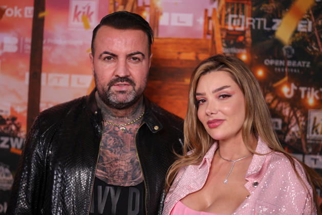 Cosimo Citiolo und Freundin Nathalie Gaus stehen auf dem roten Teppich vor der Kino-Preview von Kampf der RealityAllstars.