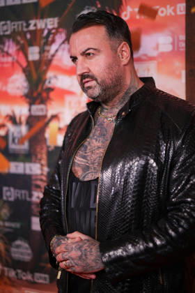 Cosimo Citiolo steht auf dem roten Teppich vor der Kino-Preview von Kampf der RealityAllstars.