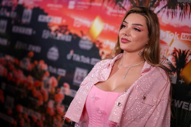 Nathalie Gaus steht auf dem roten Teppich vor der Kino-Preview von Kampf der RealityAllstars.