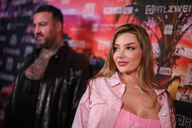 Cosimo Citiolo und Freundin Nathalie Gaus stehen auf dem roten Teppich vor der Kino-Preview von Kampf der RealityAllstars.