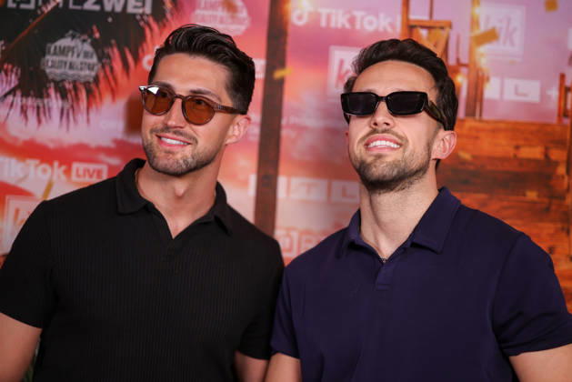 Lorik Bunjaku und Liron Bunjaku stehen auf dem roten Teppich vor der Kino-Preview von Kampf der RealityAllstars.