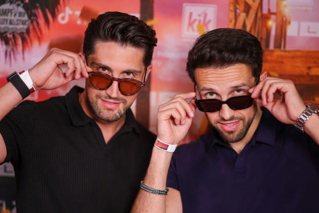 Lorik Bunjaku und Liron Bunjaku stehen auf dem roten Teppich vor der Kino-Preview von Kampf der RealityAllstars.