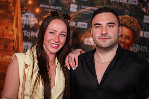 Sandra Sicora und Lars Steinhöfel stehen auf dem roten Teppich vor der Kino-Preview von Kampf der RealityAllstars.