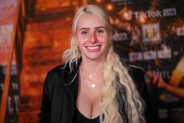Carina Spack steht auf dem roten Teppich vor der Kino-Preview von Kampf der RealityAllstars.