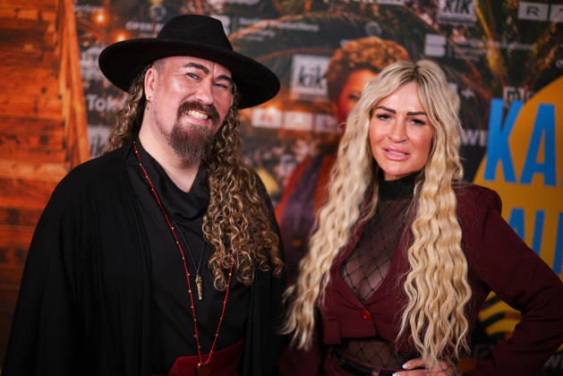 Leon Shankara und Tina Heidi Fashion stehen auf dem roten Teppich vor der Kino-Preview von Kampf der RealityAllstars.